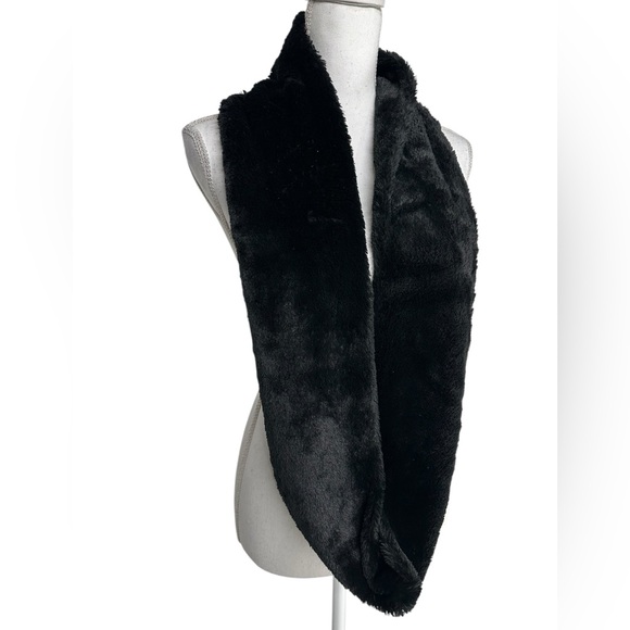 CEJON / Black Faux Fur Infinity Scarf - Picture 4 of 7